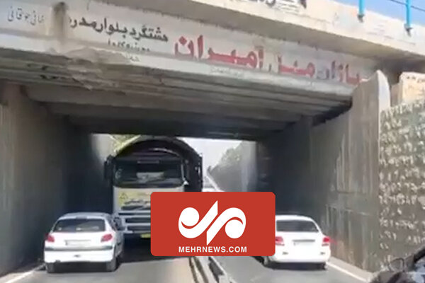 برخورد تریلی حامل محموله ترافیکی به پل زیرگذر – خبرگزاری مهر | اخبار ایران و جهان