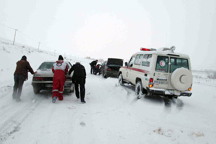 اسکان اضطراری ۳۰۰ مسافر گرفتار در برف در همدان