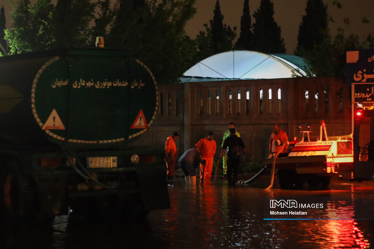 رهاسازی ۳۵ خودروی گرفتار در آب طی ۲۴ ساعت گذشته/ سقوط ۲ خودرو در کانال‌های آب و فوت یک نفر