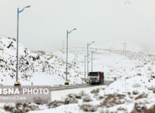 آماده‌باش راهداران جنوب کرمان در محورهای ارتباطیِ منطقه/ بارش برف در گردنه سربیژن