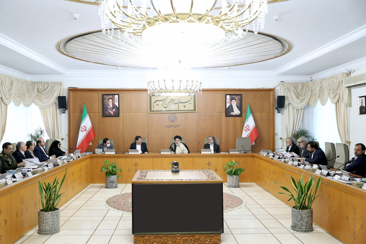دستور رئیس جمهور برای پیگیری دلایل افزایش قیمت بدون مجوز محصولات پتروشیمی