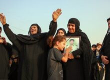 گریه‌های جان‌سوز دختر شهید قنبری در مراسم تشییع پدر