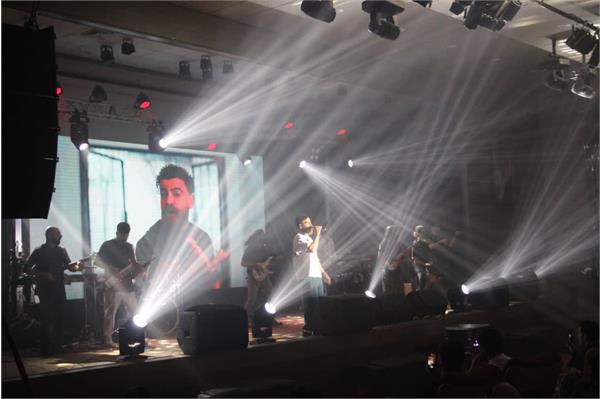 اجرای کنسرت گروه موسیقی به خوانندگی معین زندی در شهریار
