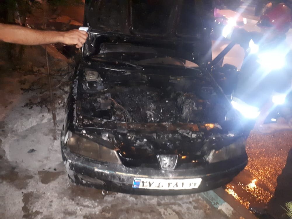 حریق خودروی ۴۰۵ در خیابان سینا خمینیشهر