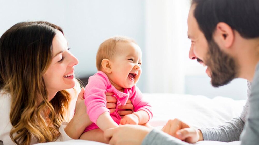 کدام والدین فرزندان شاد تربیت میکنند؟