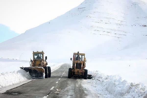 بارش برف در ۲۴ محور گیلان/ ارتفاع برف در محور توتکابن- حشمت آباد به ۱۶۰ سانتیمتر رسید