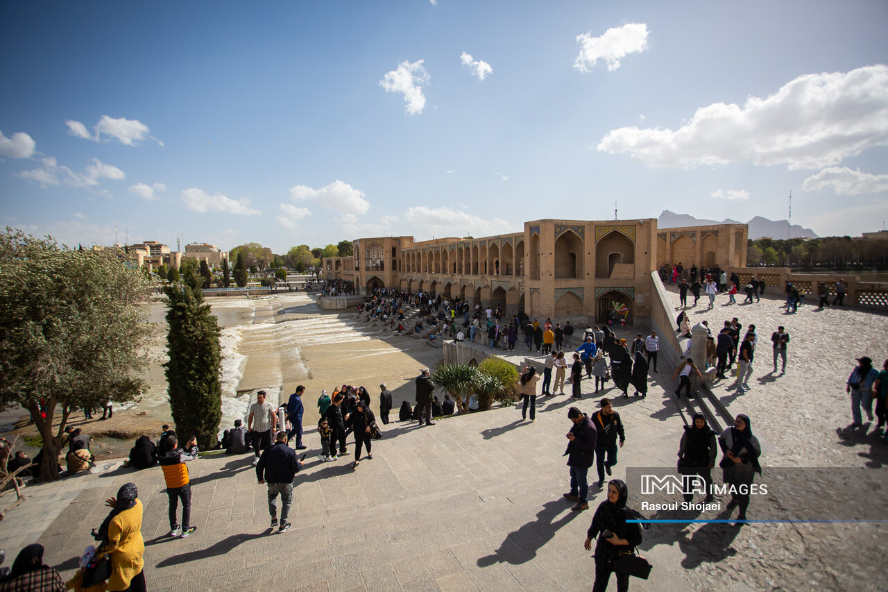 حضور مسافران نوروزی در کنار زاینده رود جاری