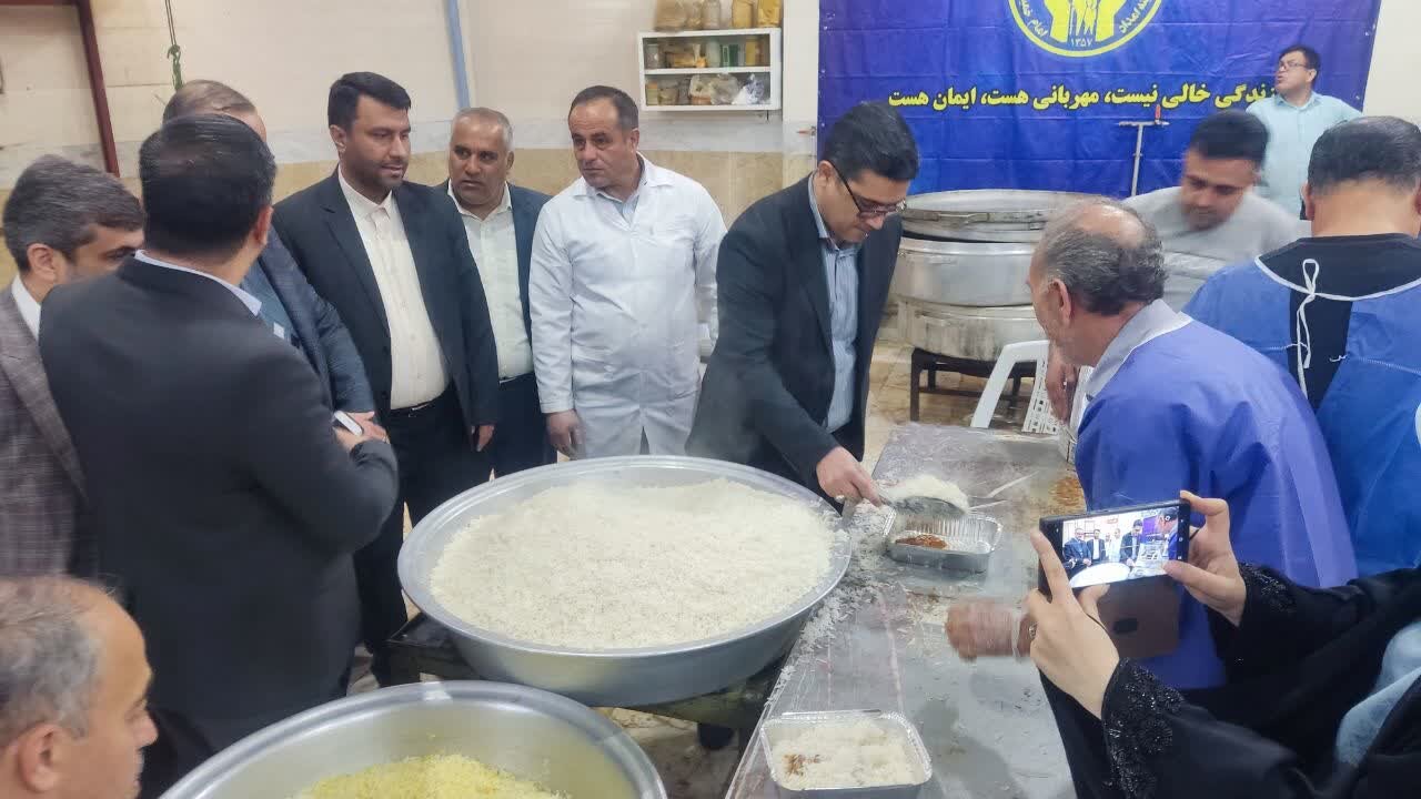 وزارت کشور – توزیع روزانه ۲هزار پرس غذا ویژه خانواده های کم بضاعت کمیته امداد ورامین