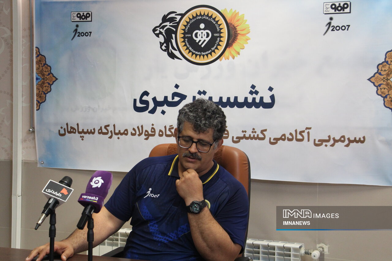 برای سربلندی کشتی اصفهان تلاش میکنیم
