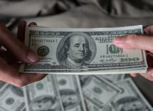 باند کلاهبرداری و توزیع دلار تقلبی در چنگ پلیس گرفتار شدند