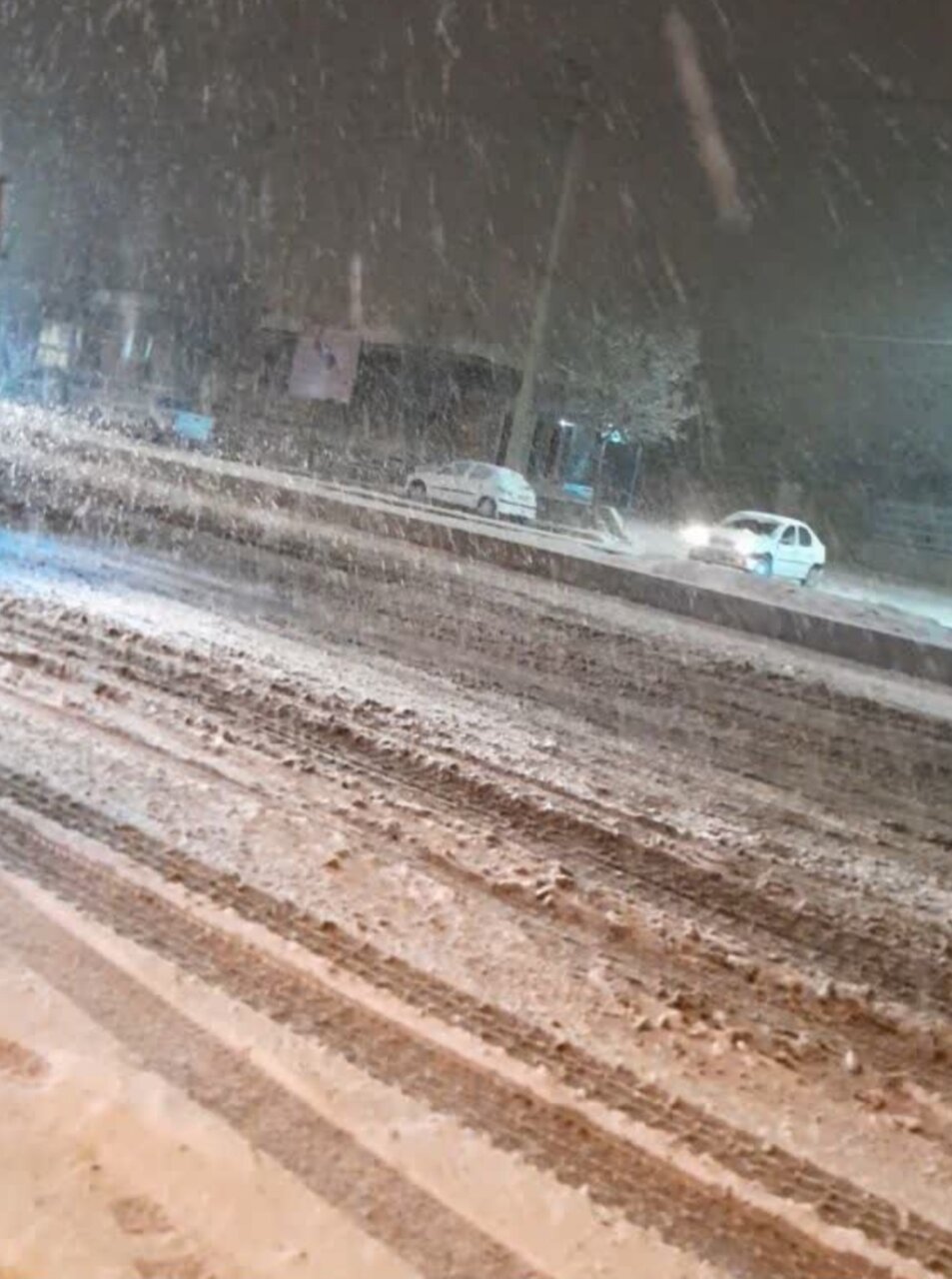تردد در جادههای همدان تنها با زنجیر چرخ امکان پذیر است