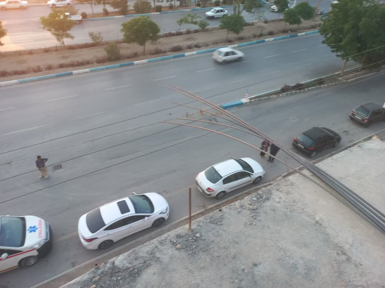 فوت و مصدوم شدن ۲ نفر در پی برخورد میلگرد با سیم برق