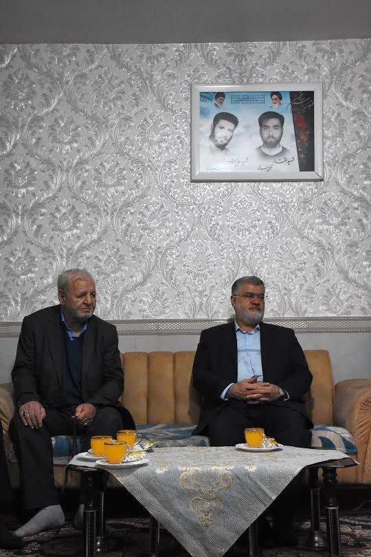 استاندار تهران در آغاز سفر شهرستانی خود به ملارد به دیدار خانواده شهید رفت