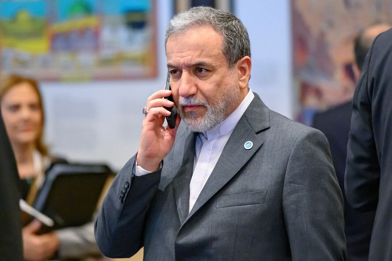 استقبال رئیس جمهور برزیل از وزیر امور خارجه ایران در بدو ورود به اجلاس سران کشورهای بریکس