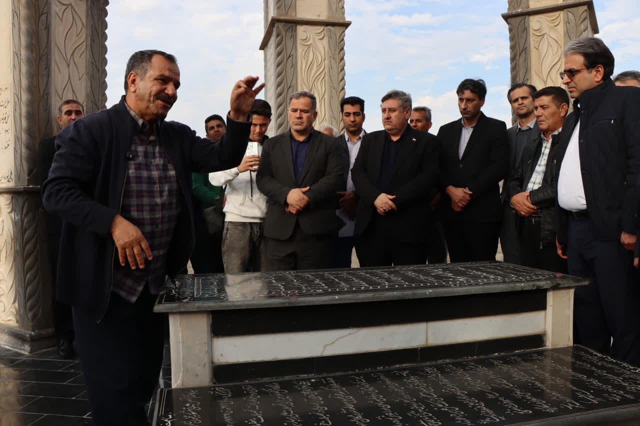 حضور معاون سیاسی استاندار و جمعی از مدیران فرهنگی در مقبره حکیم نباتی؛ احیای میراث ادبی در روستای تاریخی اوشتبین