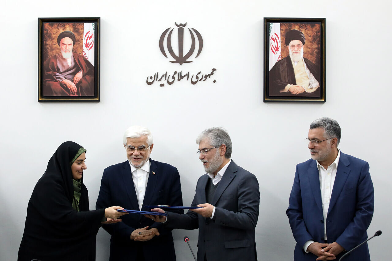 امضای تفاهمنامههای احداث مسکن اعضای هیئت علمی و کارکنان دانشگاه با حضور عارف