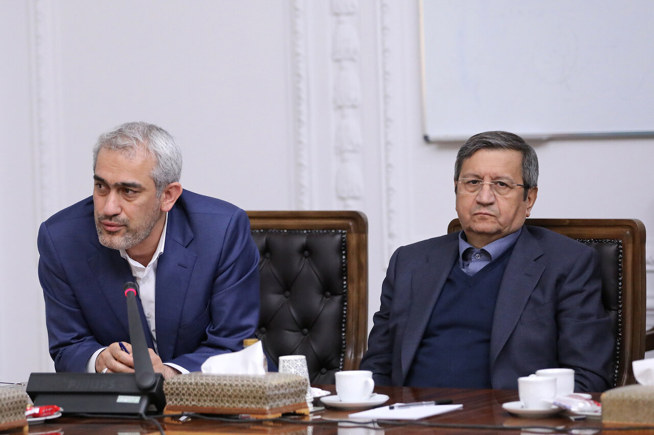 حضور همتی در نشست پزشکیان با فعالان اصناف و بازاریان + عکس
