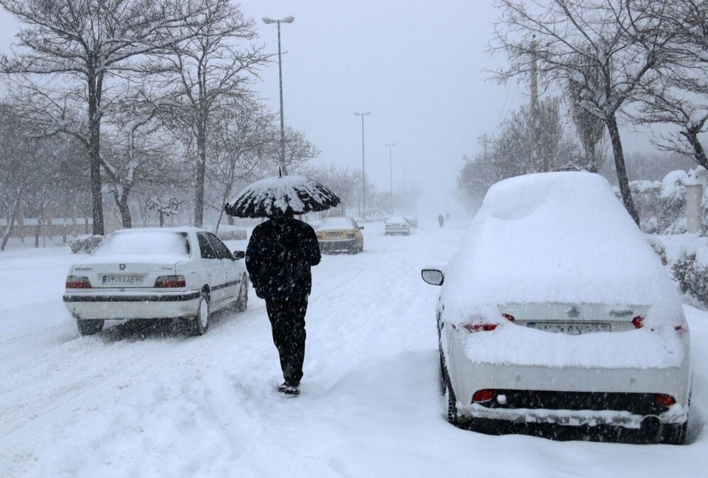 بارش برف همچنان در همدان ادامه دارد