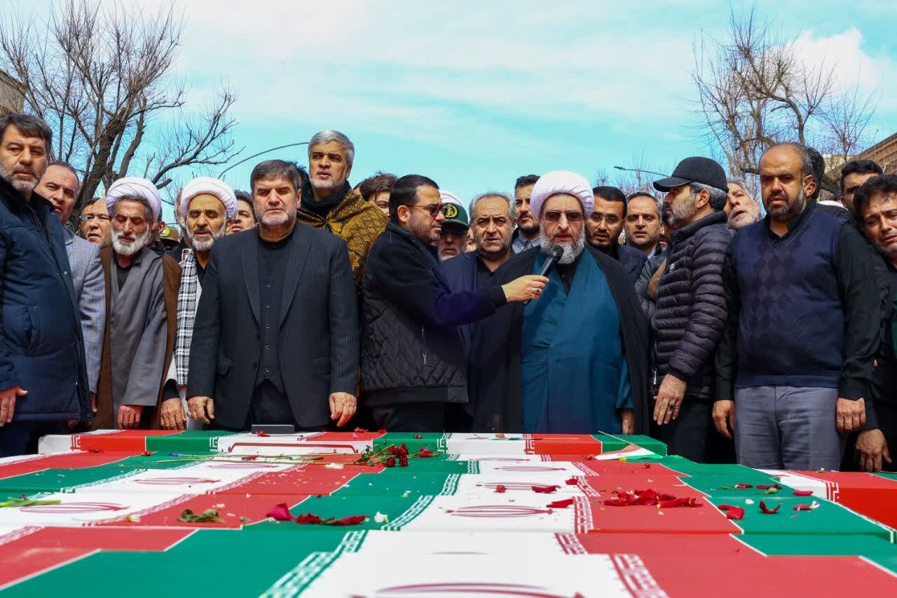 📸 حضور استاندار آذربایجان شرقی در مراسم تشییع ۲۱ شهید مظلوم جنگ رمضان