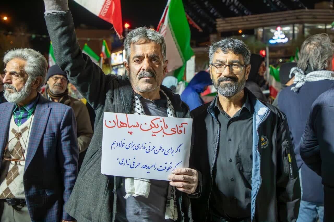 اعتراض به سبک هواداران سپاهان: « آقای بازیکن برای فولاد هم حرف نمیزنی؟»
