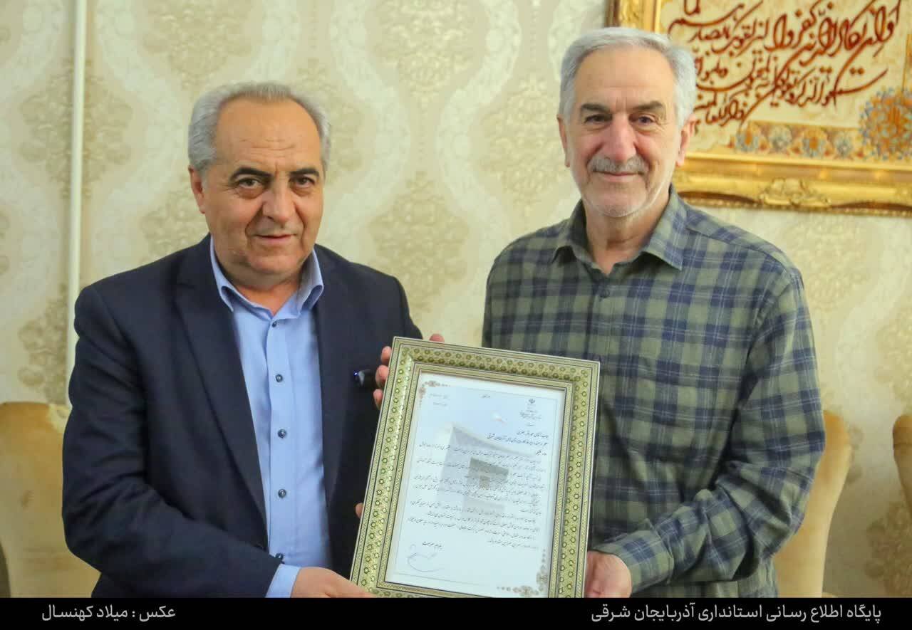 حضور سرزده استاندار آذربایجان شرقی در منزل معلم دوران دبیرستان خود