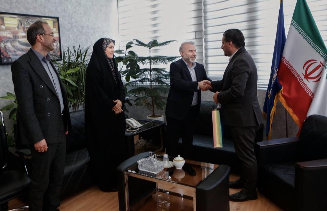 اهدای بسته فرهنگی به همکاران دارای فرزند زیر ۷ سال و زوج های جوان با سابقه ازدواج کمتر از ۲ سال