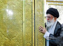 فیلم| تلقین خواندن بر پیکر آقای شهید در حرم مطهر امام رضا (ع)
