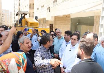 پیگیری میدانی مطالبات ساکنان شهرک مسکونی در حوزه آب، برق و آسفالت در بازدید میدانی فرماندار شهرستان شهریار