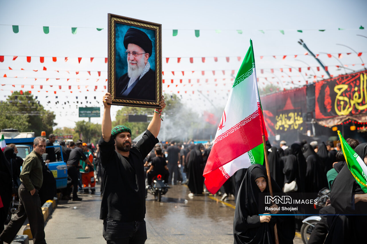 قابهایی از دلتنگی و پرچمهایی از جنس ایستادگی در قافله اربعین