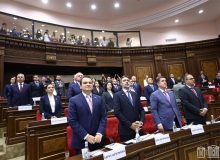 آغاز پرالتهاب پارلمان ارمنستان؛ انتخاب روبینیان و غیبت رهبر کلیسا