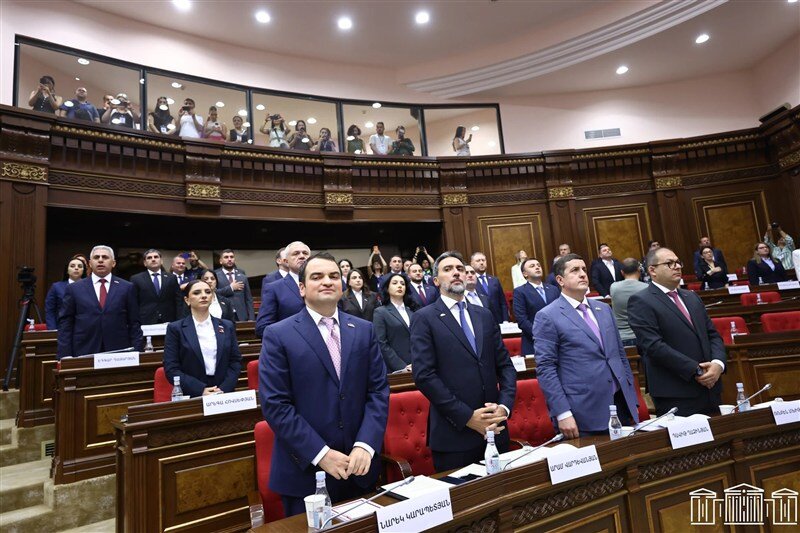 آغاز پرالتهاب پارلمان ارمنستان؛ انتخاب روبینیان و غیبت رهبر کلیسا