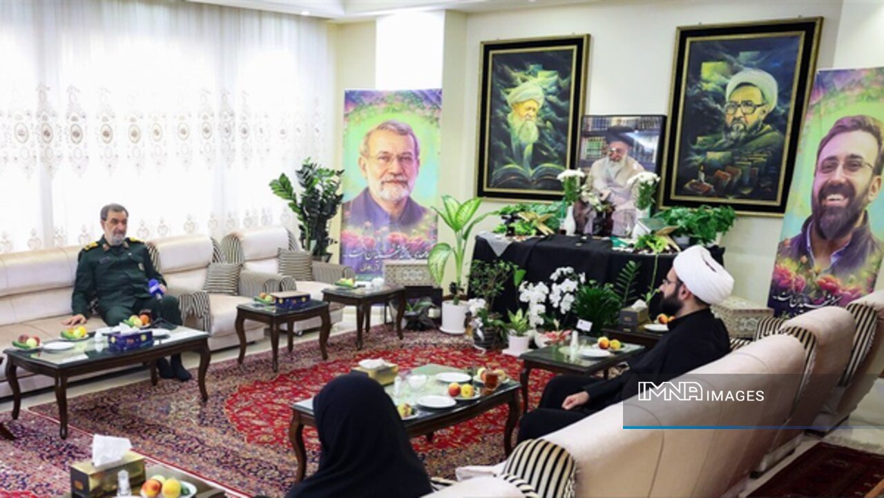 دبیر شورای عالی امنیت ملی با خانواده شهید لاریجانی دیدار کرد
