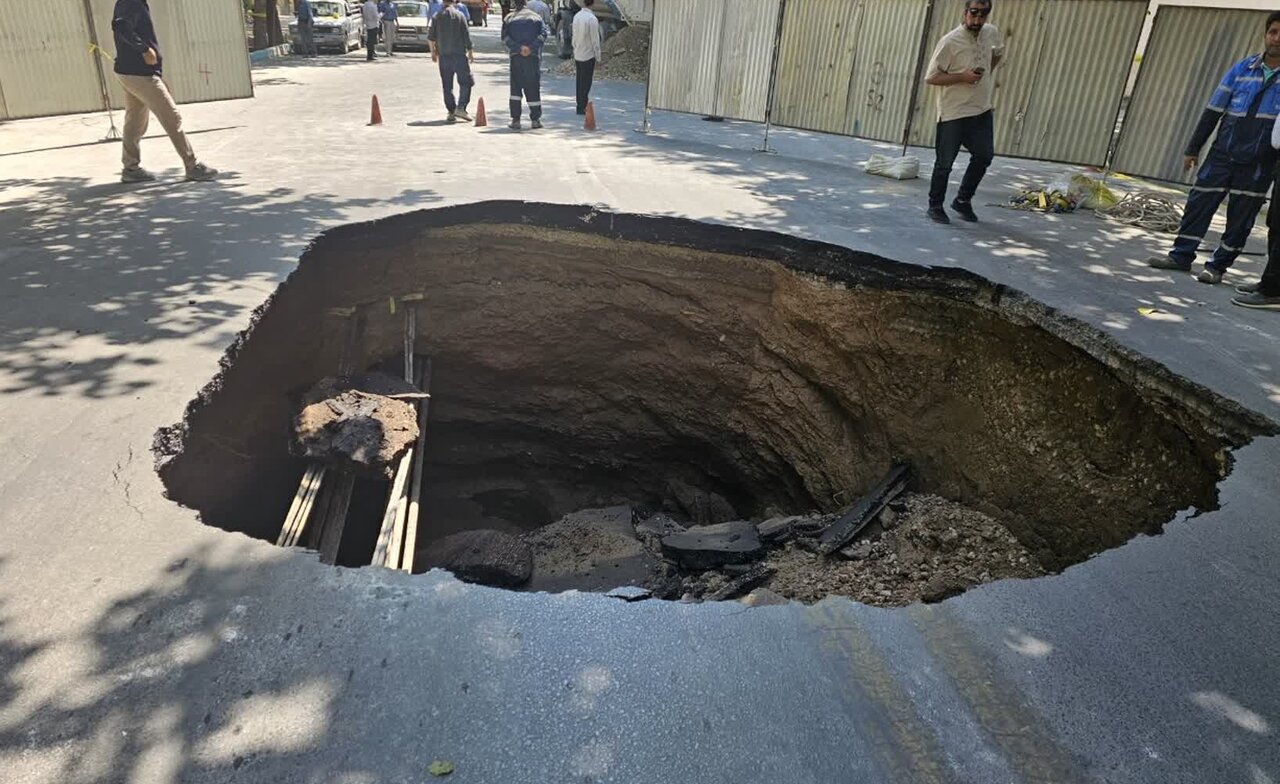 رفع حادثه نشست زمین در خیابان نشاط پس از ۲۴ ساعت/ فرسودگی ۳۰۰ کیلومتری شبکه فاضلاب
