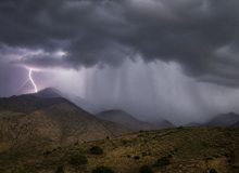 رعدوبرق و بارش پراکنده در زنجان؛ کاهش دما در راه است