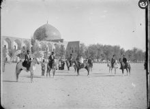 عکس/ سواران قاجاری در میدان نقشجهان اصفهان؛ ۱۳۰ سال قبل