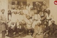 عکس/ درویش‌ها در حیاط یک خانه در دوران قاجار