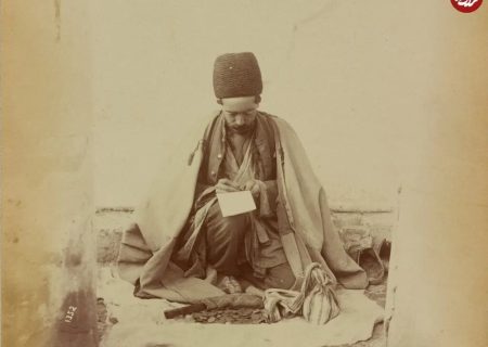 عکس/ یک «صراف» در کنار یکی از کوچه‌های تهران در دوران قاجار
