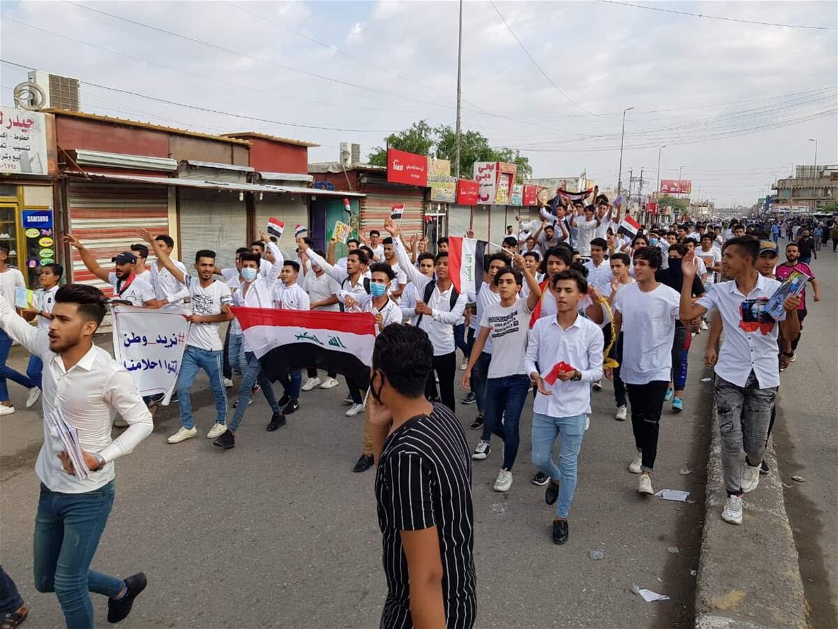 خاطرات هاشمی: حدود ۱۰۰ نفر از دانشگاهیان شیعه عراق که میهمان سپاه هستند، آمدند