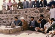 عکس/ هاشمی رفنسنجانی و همراهانش در قبرستان بقیع؛ دهه ۷۰
