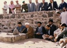 عکس/ هاشمی رفنسنجانی و همراهانش در قبرستان بقیع؛ دهه ۷۰