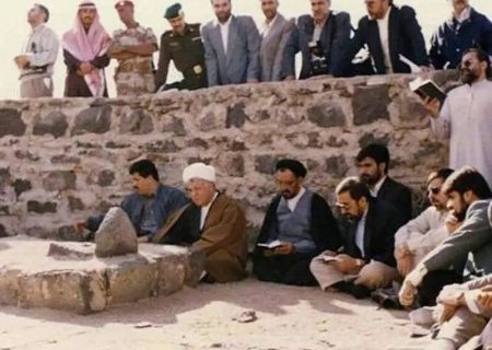 عکس/ هاشمی رفنسنجانی و همراهانش در قبرستان بقیع؛ دهه ۷۰