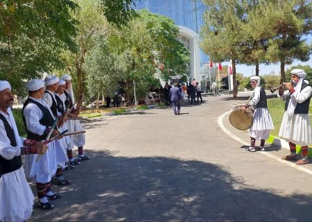 طنین نوای موسیقی مقامی خراسان جنوبی در آیین استقبال از وزیر کشور؛