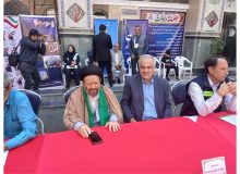 میز خدمت مسئولان شهریار در کنار نمازگزاران