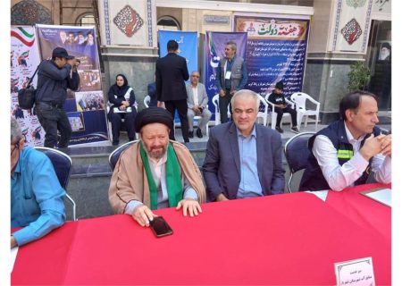 میز خدمت مسئولان شهریار در کنار نمازگزاران