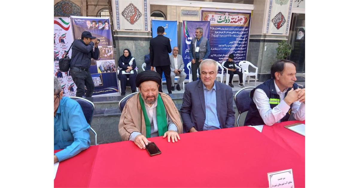 میز خدمت مسئولان شهریار در کنار نمازگزاران