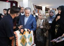بازدید عراقچی از نمایشگاه خیریه انجمن دیپلماتیک بانوان