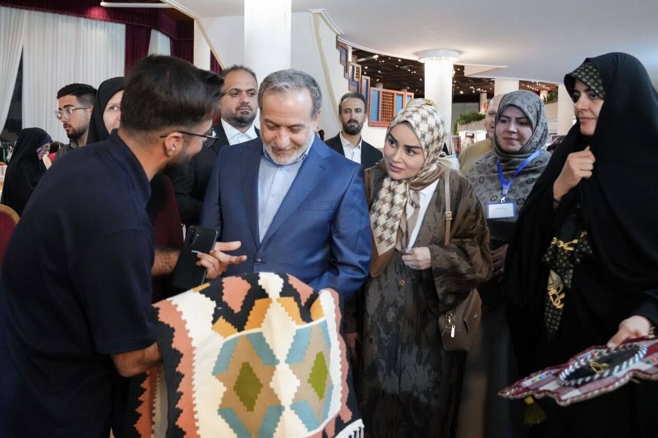 بازدید عراقچی از نمایشگاه خیریه انجمن دیپلماتیک بانوان