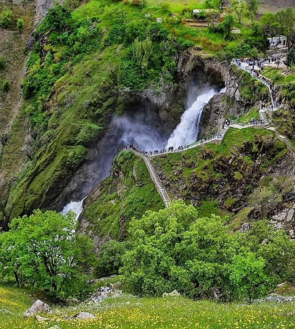 آبشار باراندوز؛ تماشای طبیعت در قاب کوهستان