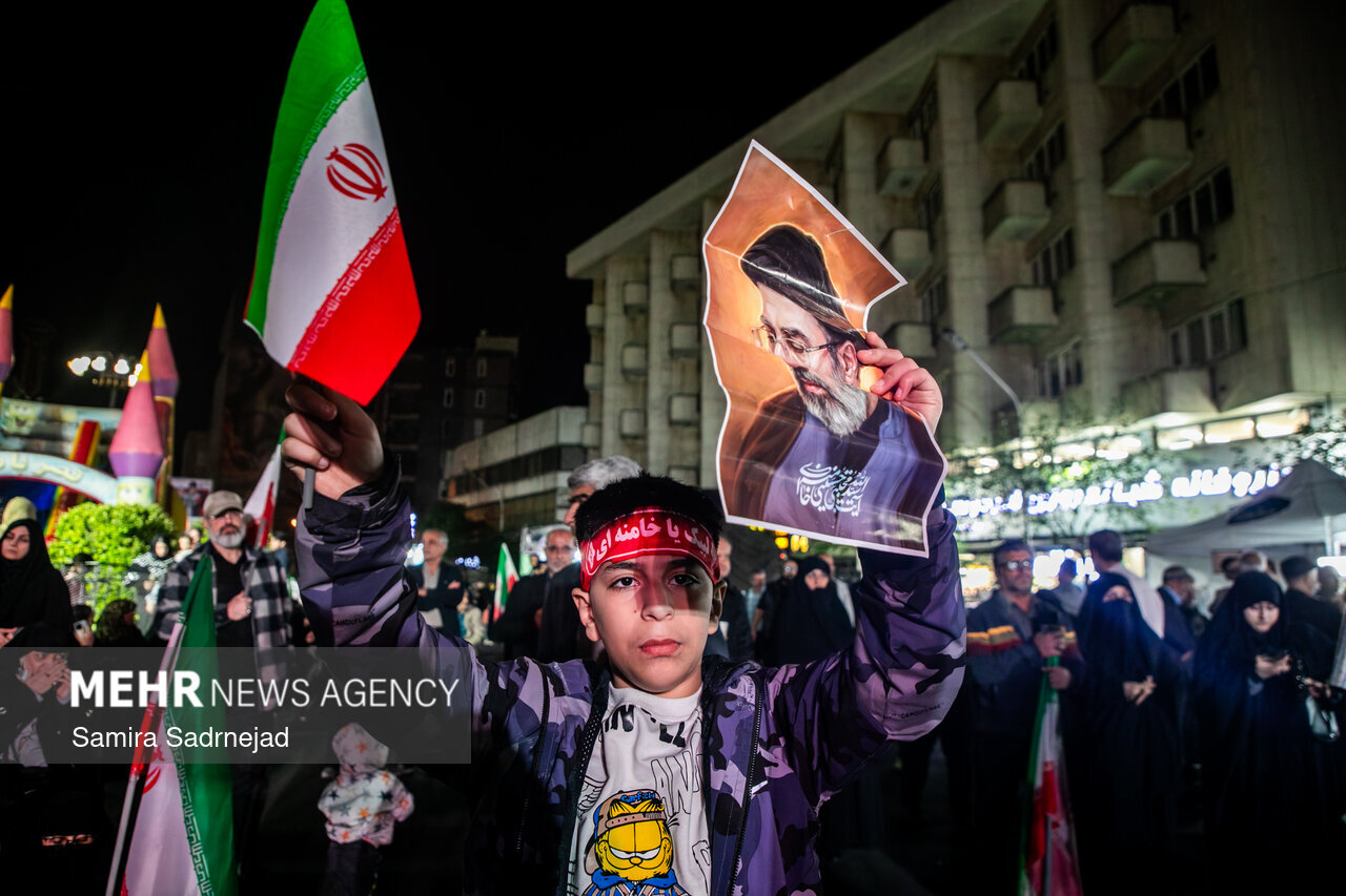 دستهایکوچک و پرچمهایبزرگ؛کودکان چگونهشبهای ایران راتجربه میکنند – خبرگزاری مهر | اخبار ایران و جهان