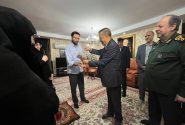 دیدار معاون اجرایی رئیسجمهور و سرپرست وزارت دفاع با خانواده وزیر دفاع شهید